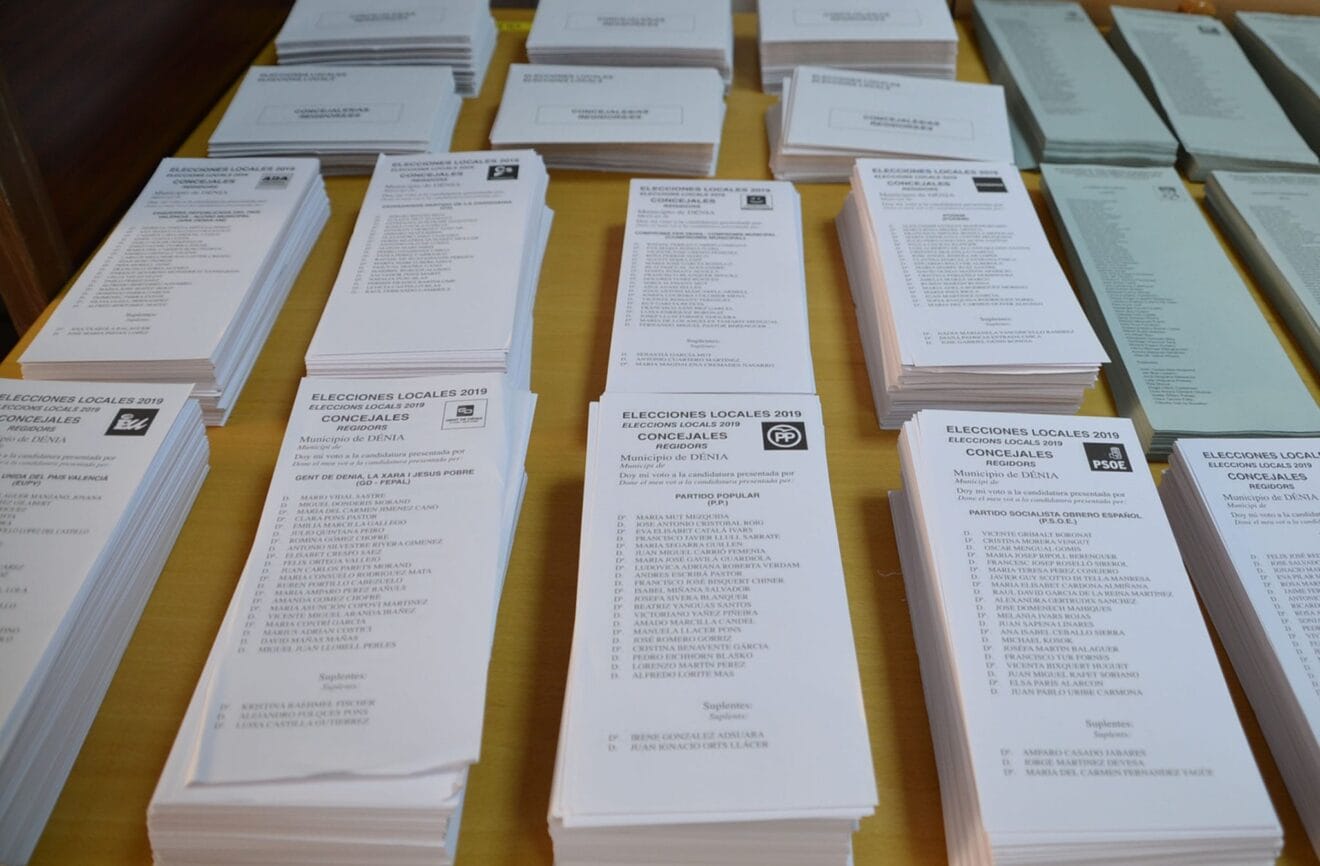 Papeletas en un colegio electoral de Dénia durante las municipales de 2019