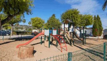 Parque infantil para unas vacaciones en familia en Camping Jávea