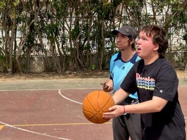 Participante lanzando a canasta