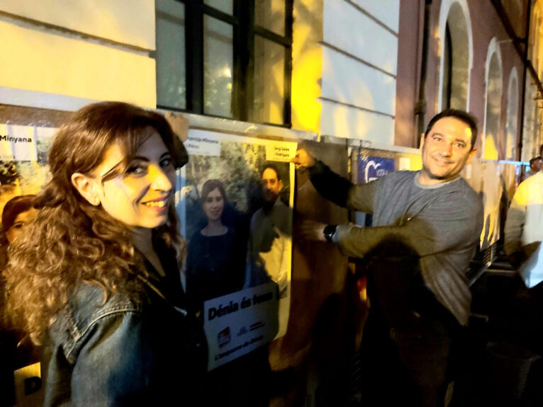 Patricia Miñana y Sergi Sales pegando carteles de su formación
