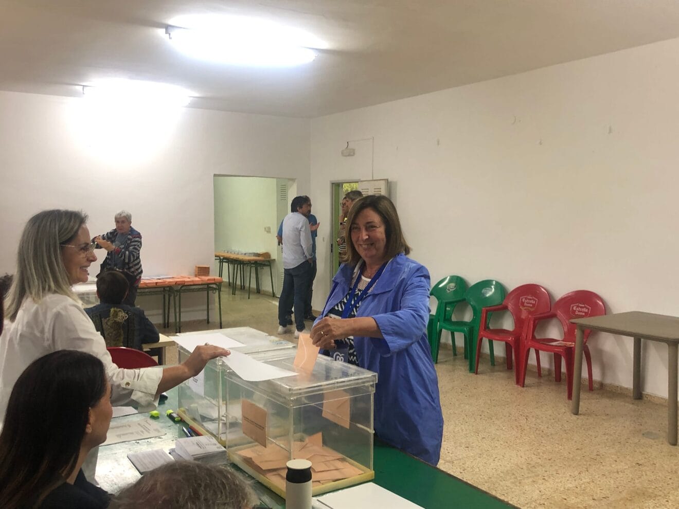 Pepa Font, candidata del PP, votando