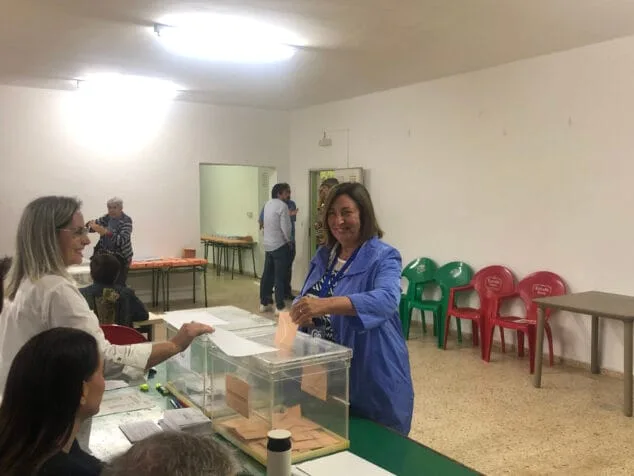Imagen: Pepa Font, candidata del PP, votando