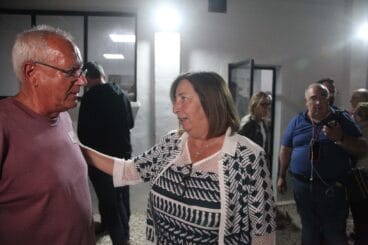 Pepa Font felicitando a Vicent Grimalt por el resultado