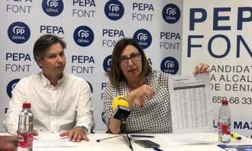 pepa font junto a carlos barona mostrando las estadisticas de natalidad de denia
