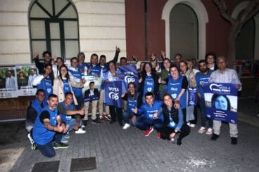 Pepa Font junto a los candidatos y militantes del PP de Dénia pegando carteles