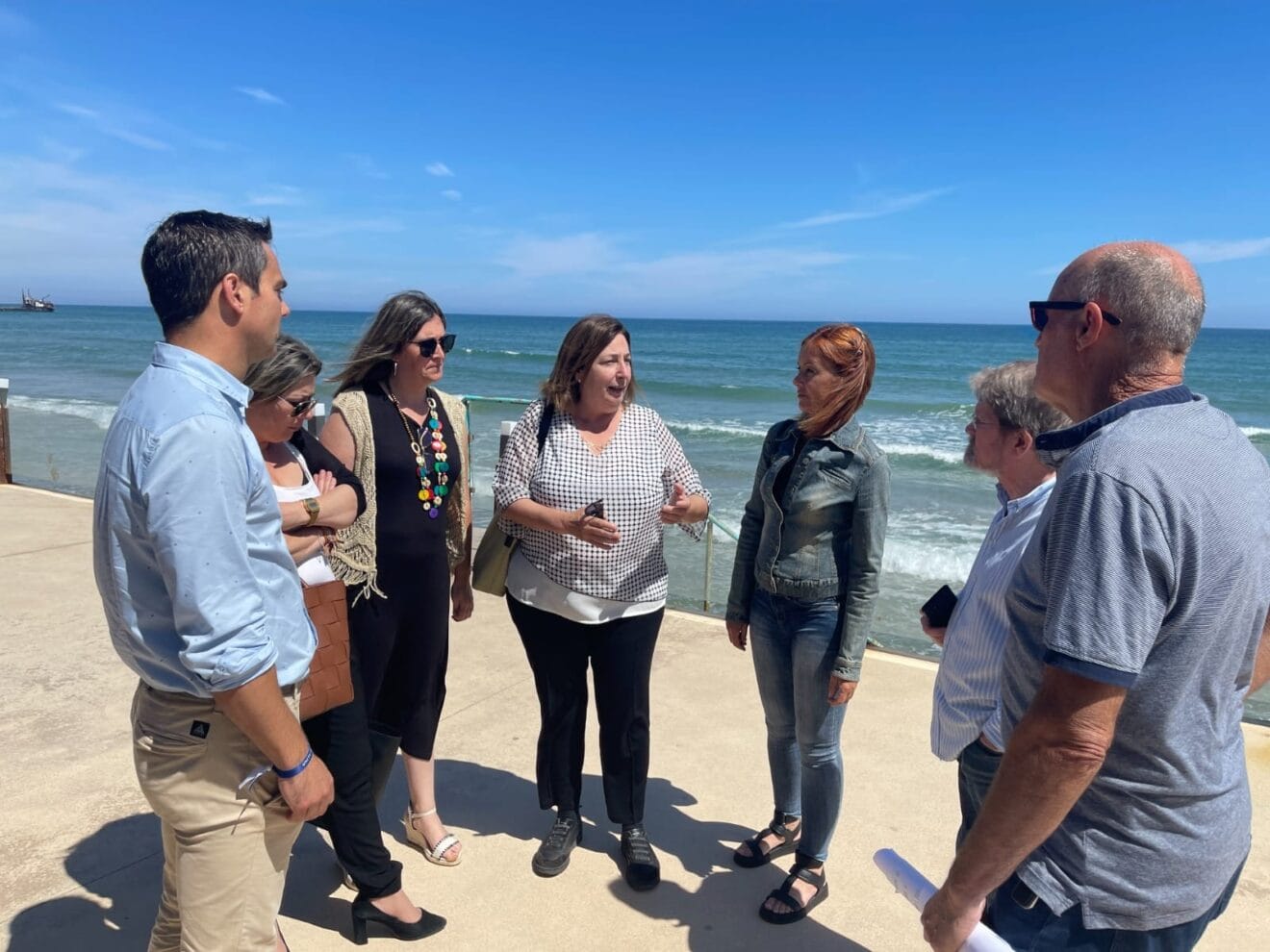 Pepa Font junto a los distintos cargos del PP de la comarca y vecinos de Les Deveses