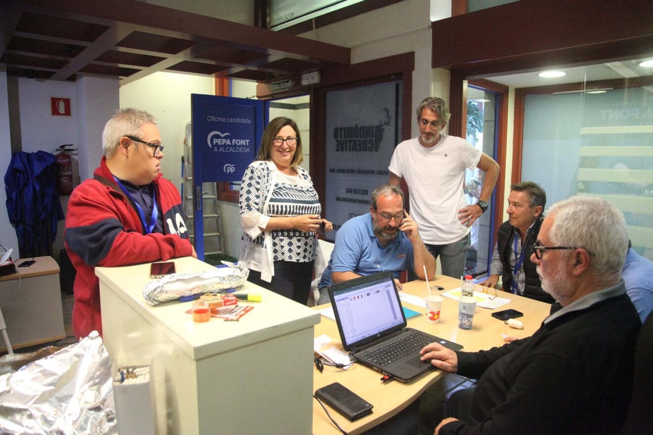 Pepa Font siguiendo el recuento de votos en la sede del PP