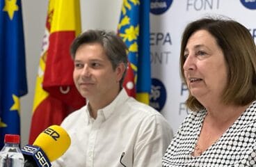 pepa font y carlos barona presentando el proyecto de bienestar social del pp