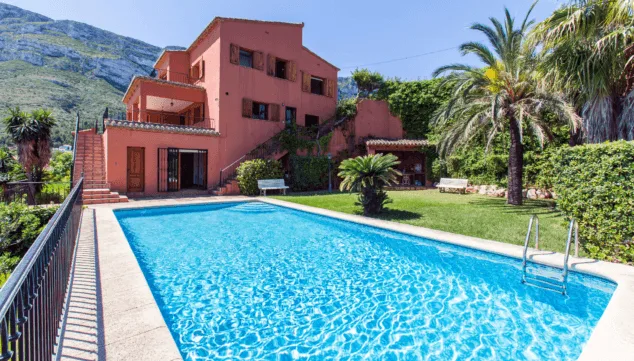 Una villa elegante y rústica con vistas al mar: la solución para disfrutar del clima mediterráneo en la Costa Blanca 1 Imagen: Piscina con vistas al Mar Mediterráneo, al Montgó y al Castillo de Denia