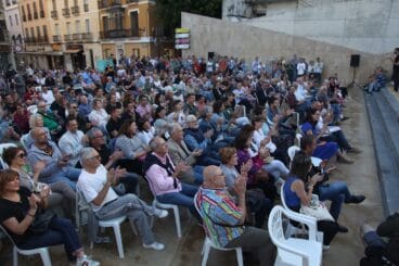 Plaza llena por el acto de Compromís