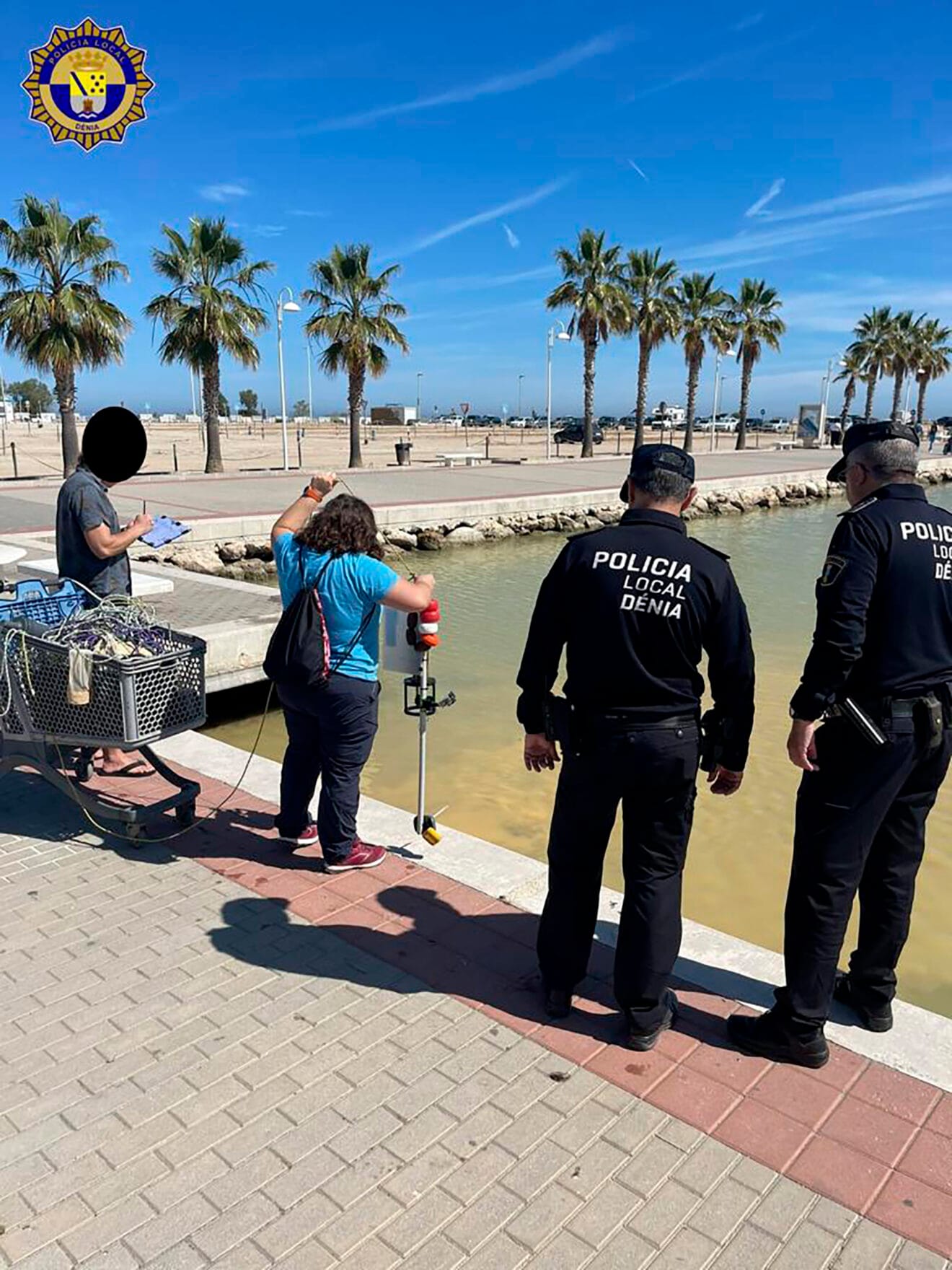 Policía Local y la Estación científica Montgó investigando la causa de la mancha en el puerto de Dénia