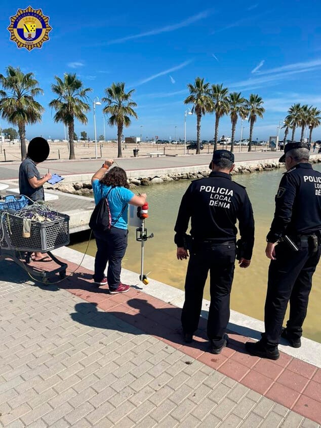 Las autoridades encuentran indicios sobre el origen de la mancha marrón en el puerto de Dénia 2 Imagen: Policía Local y la Estación científica Montgó investigando la causa de la mancha en el puerto de Dénia
