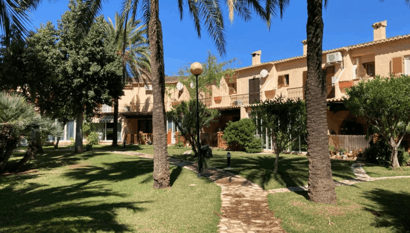 Preciosas zonas ajardinadas en este complejo residencial