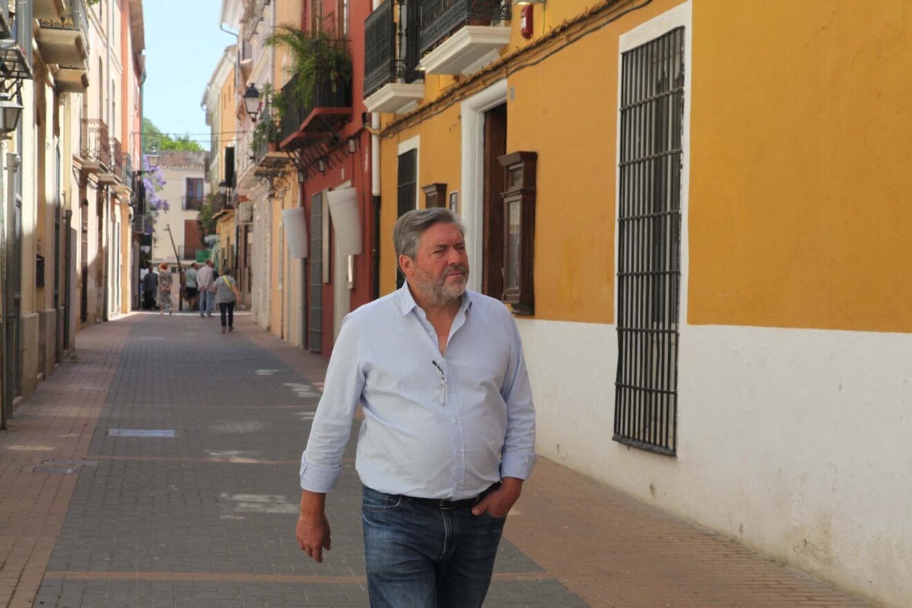 Rafa Carrió, candidato de Compromís, en carrer Cavallers