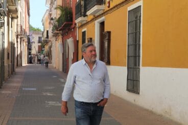 Rafa Carrió, candidato de Compromís, en carrer Cavallers