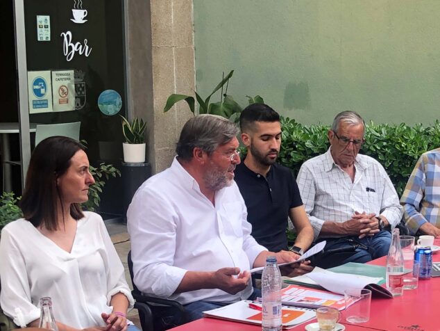 Imagen: Rafa Carrió junto a miembros de la lista de Compromís en la presentación de su programa a la ciudadanía
