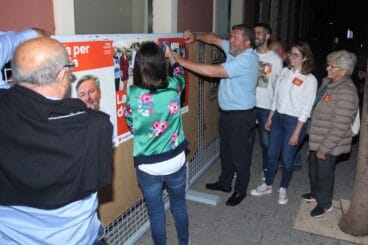 rafa carrio y maria jose garcia pegan el primer cartel de compromis