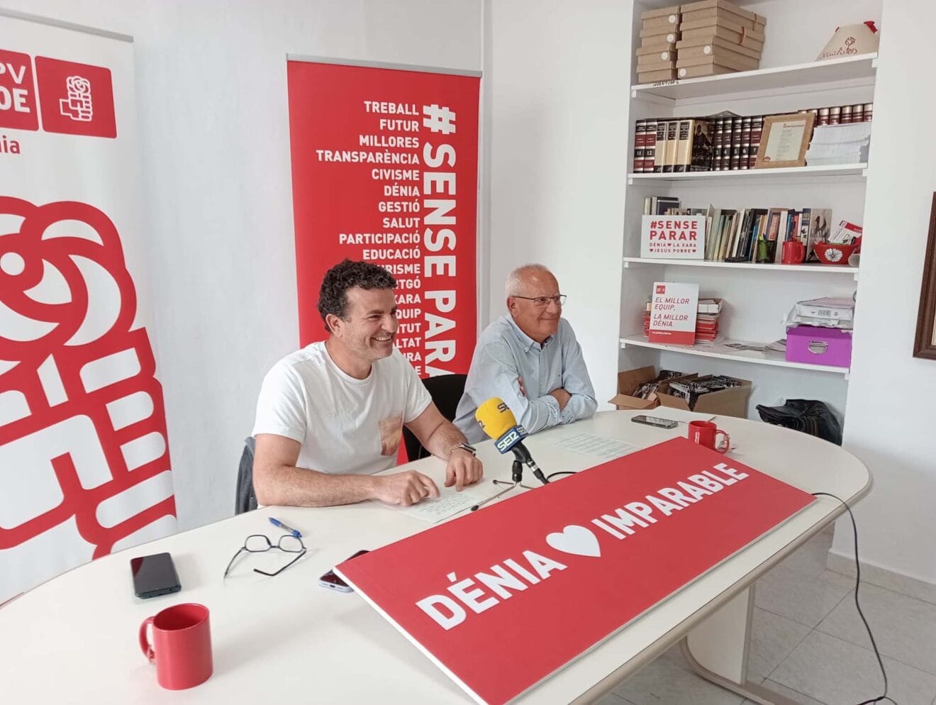 Raúl García de la Reina junto a Vicent Grimalt en la presentación del programa cultural del PSPV