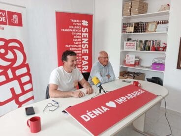 raul garcia de la reina junto a vicent grimalt en la presentacion del programa cultural del pspv