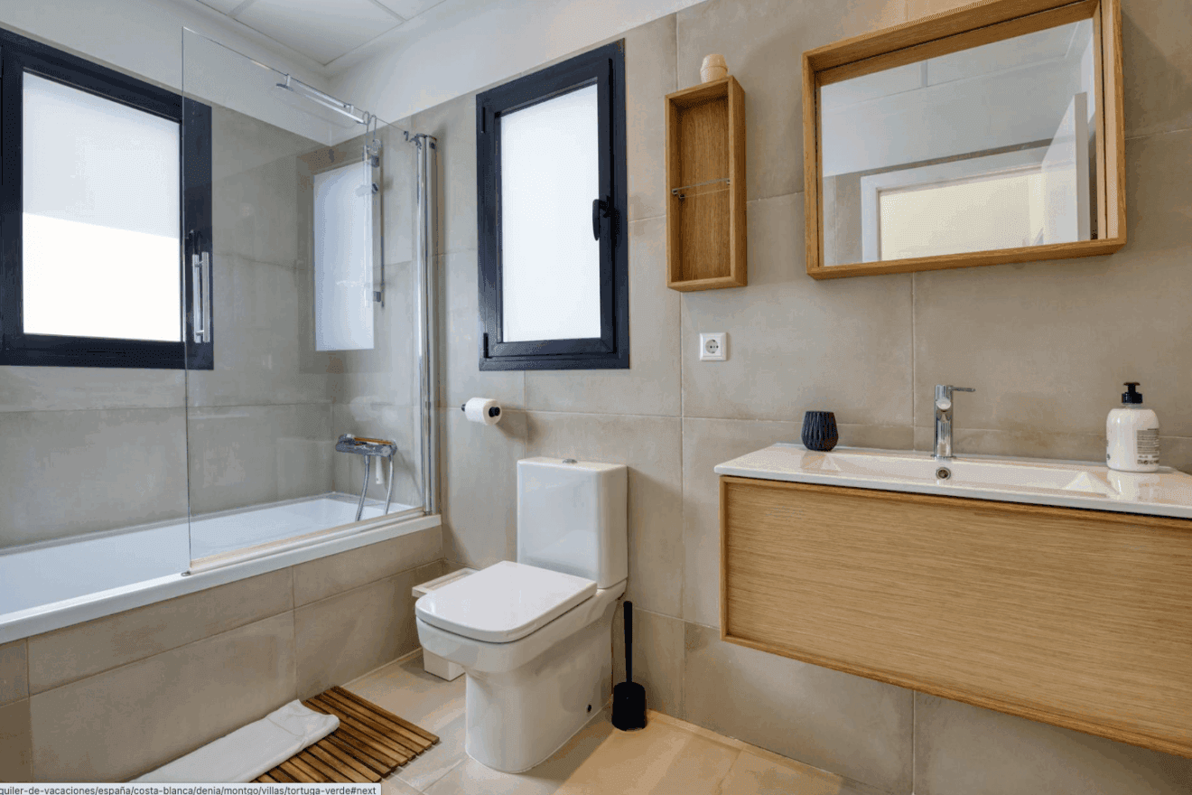 Relájate en el baño con bañera de la planta superior