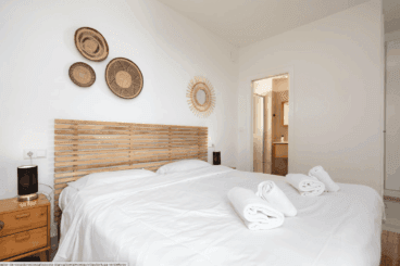 Relájate en el luminoso dormitorio principal con baño en suite