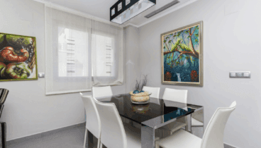 Reúnete con familiares o amigos en el salón comedor