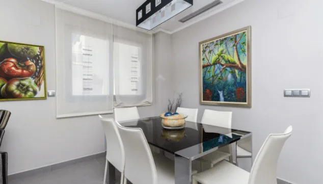 ¿Las alturas y vistas al mar de un ático o la serenidad de un acogedor adosado? Dos escenarios ideales para tu vida 9 reunete con familiares o amigos en el salon comedor