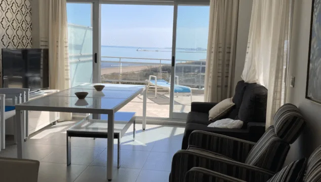 ¿Las alturas y vistas al mar de un ático o la serenidad de un acogedor adosado? Dos escenarios ideales para tu vida 8 salon comedor con acceso a la terraza que rodea a la vivienda