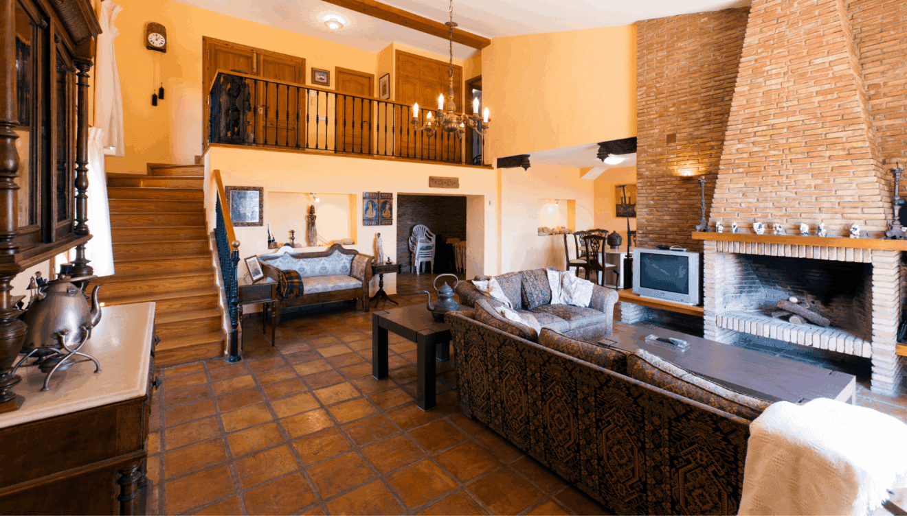 Salón comedor con doble altura y chimenea