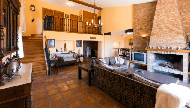 Una villa elegante y rústica con vistas al mar: la solución para disfrutar del clima mediterráneo en la Costa Blanca 6 salon comedor con doble altura y chimenea