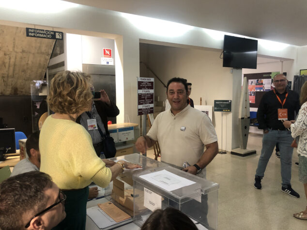 Imagen: Sergi Sales, de Acord Municipal, ejerciendo su voto