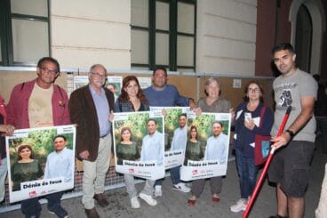 Sergi Sales, Patricia Minyana y el resto del equipo de la coalición entre EU y ERPV pegando los primeros carteles