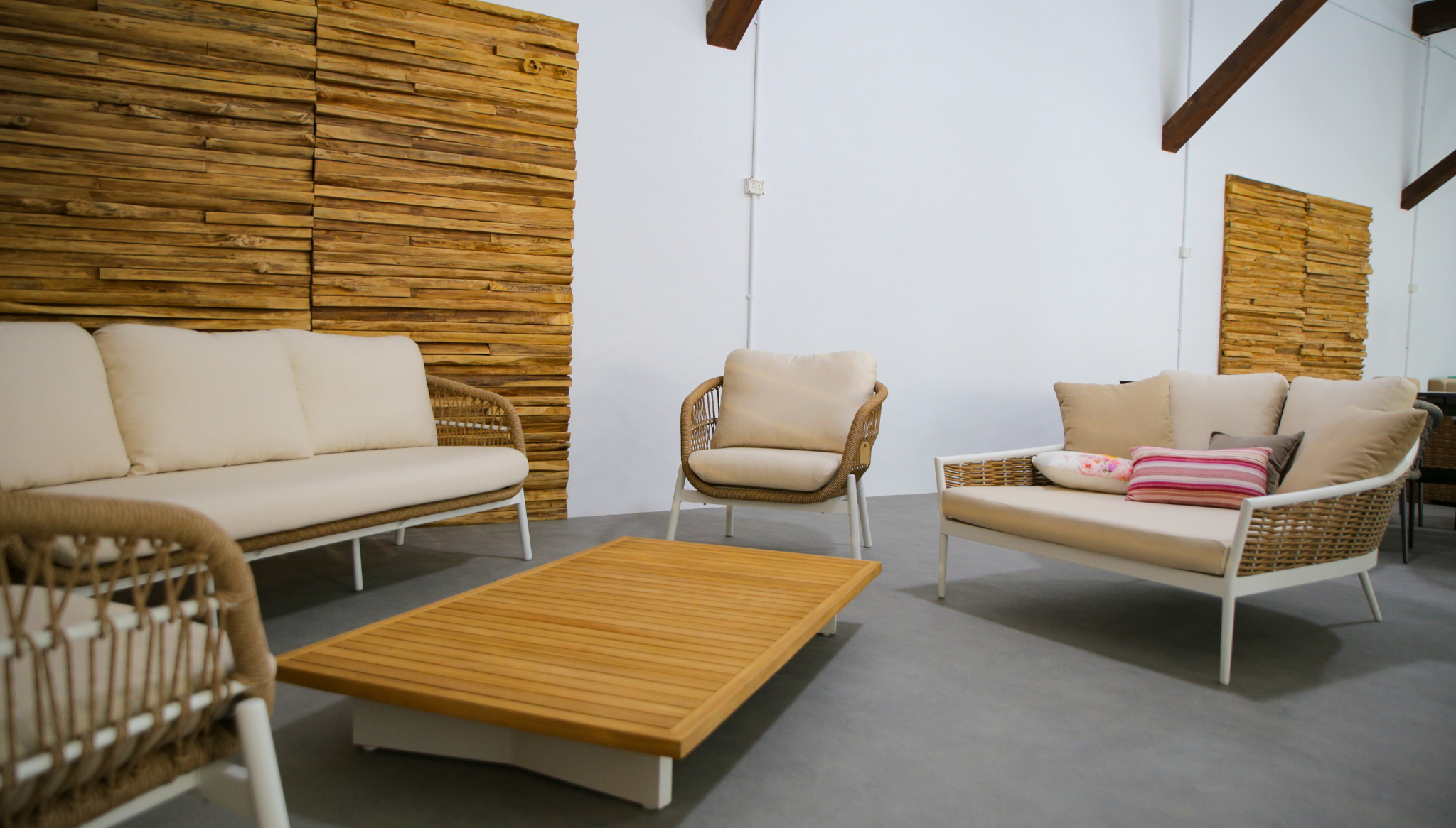 Sillones, sofás y mesas de exterior disponibles en Muebles Martínez
