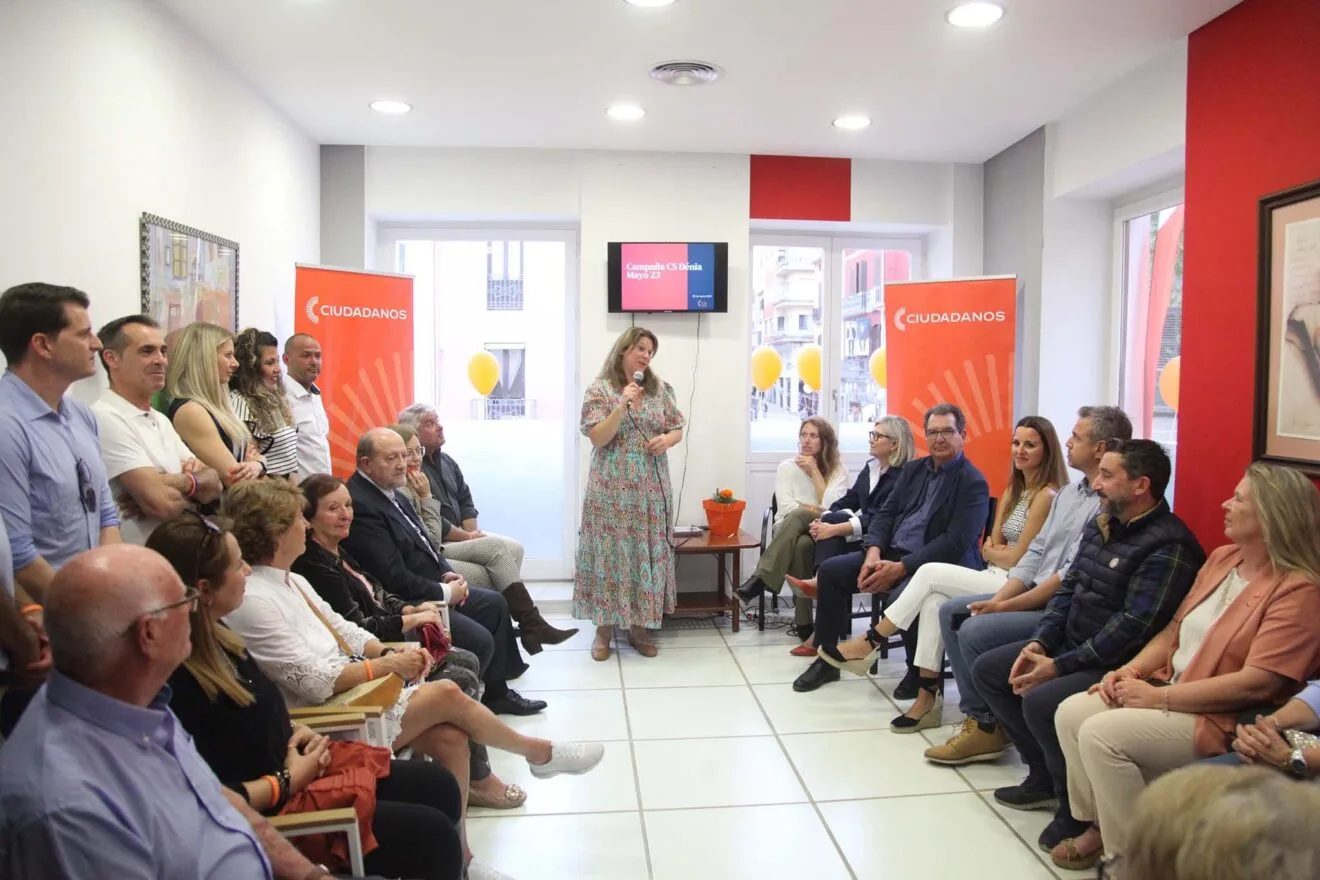 Susana Mut junto a su equipo en la sede de Dénia de Ciudadanos
