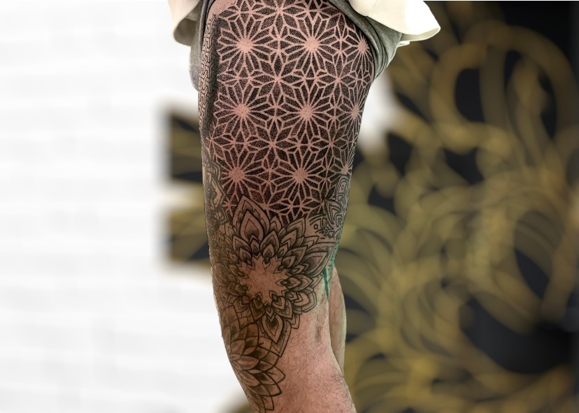 Tatuajes de flores geométricas disponible en The Mansion Ink