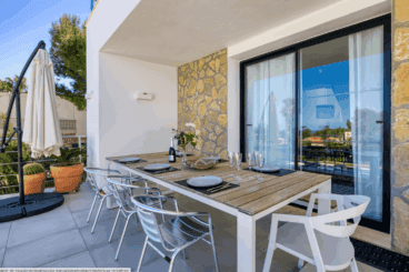 Terraza cubierta con zona de comedor