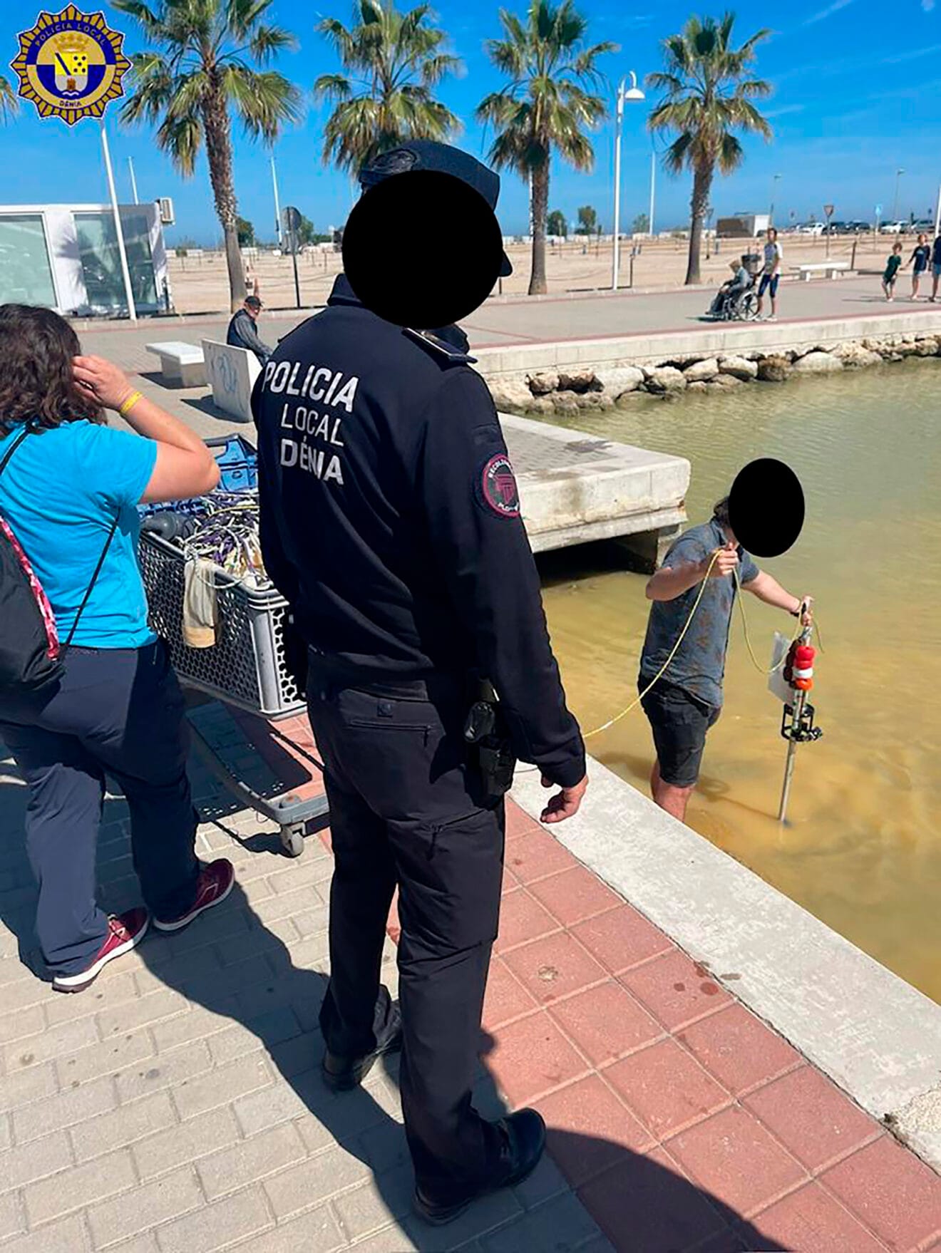 Toma de muestras en el puerto de Dénia