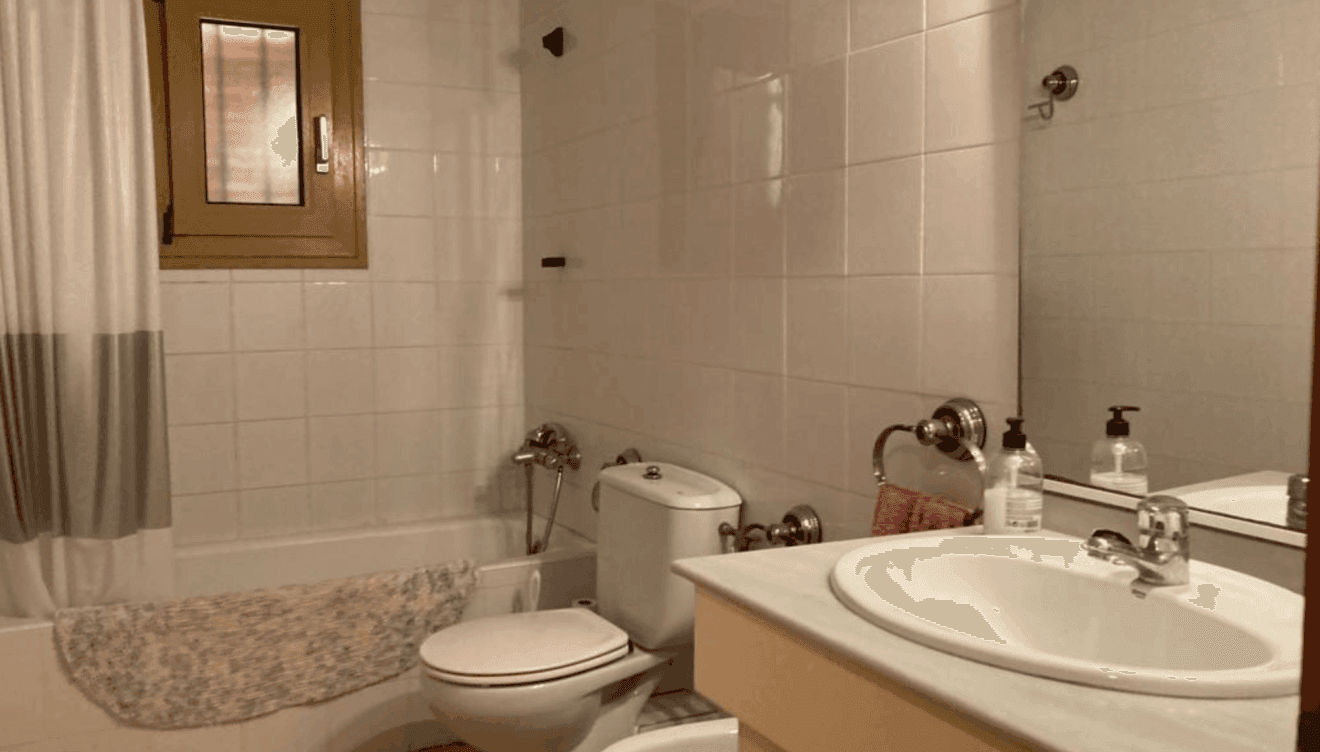 Un gran baño completo disponible en este adosado