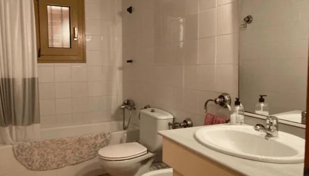¿Las alturas y vistas al mar de un ático o la serenidad de un acogedor adosado? Dos escenarios ideales para tu vida 24 un gran bancc83o completo disponible en este adosado