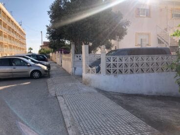 Uno de los muros arrancados por el tornado