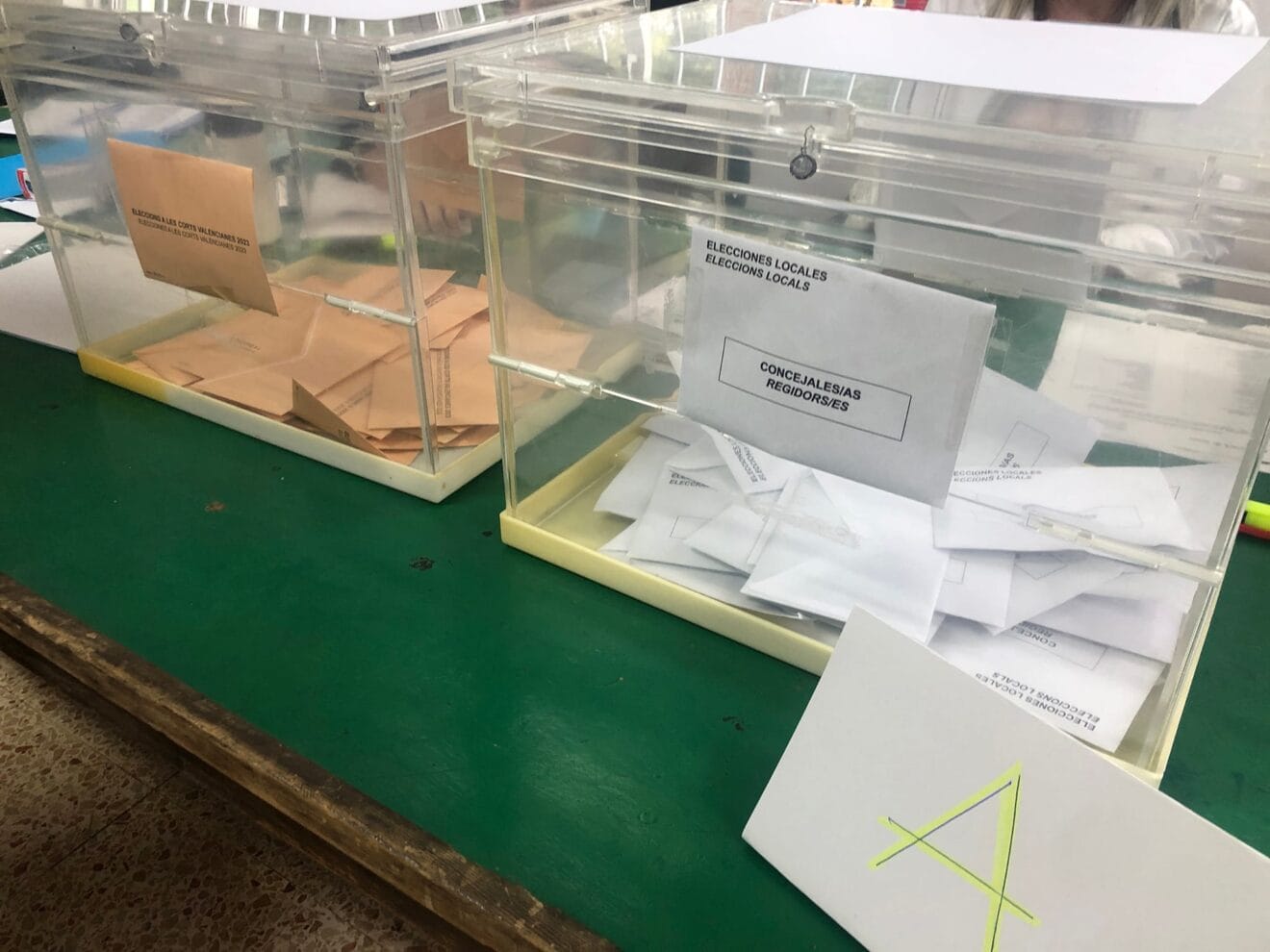Urnas de Dénia con las primeras papeletas depositadas