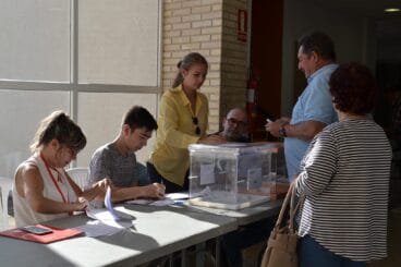 vecinos de denia votando en las elecciones de 2019