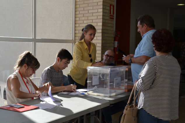 Imagen: Vecinos de Dénia votando en las elecciones de 2019