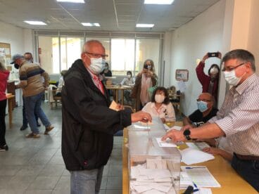 Vicent Grimalt, candidato del PSPV, votando en Dénia