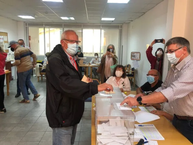 Imagen: Vicent Grimalt, candidato del PSPV, votando en Dénia