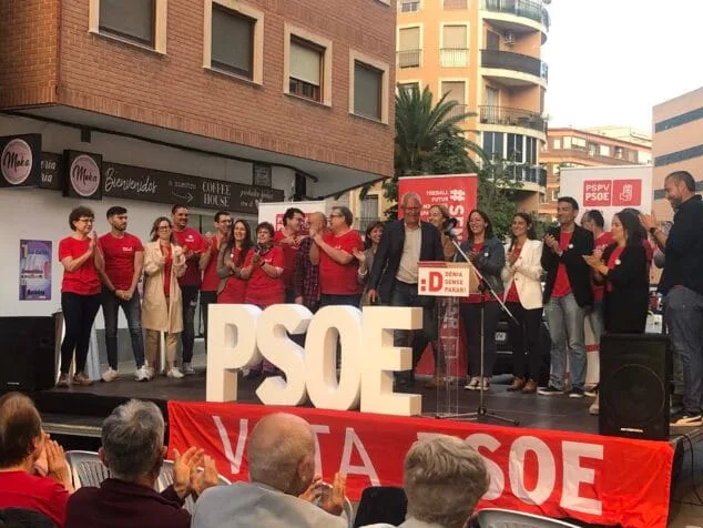 Imagen: Vicent Grimalt en el escenario del PSPV durante el cierre de campaña