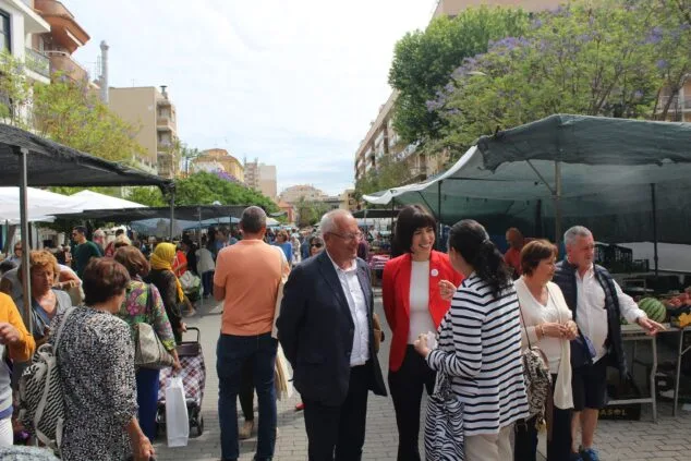 La ministra Diana Morant acompaña al PSPV en los mercados durante la primera jornada electoral de Dénia 1 Imagen: Vicent Grimalt junto a Diana Morant en el mercado de frutas y verdura