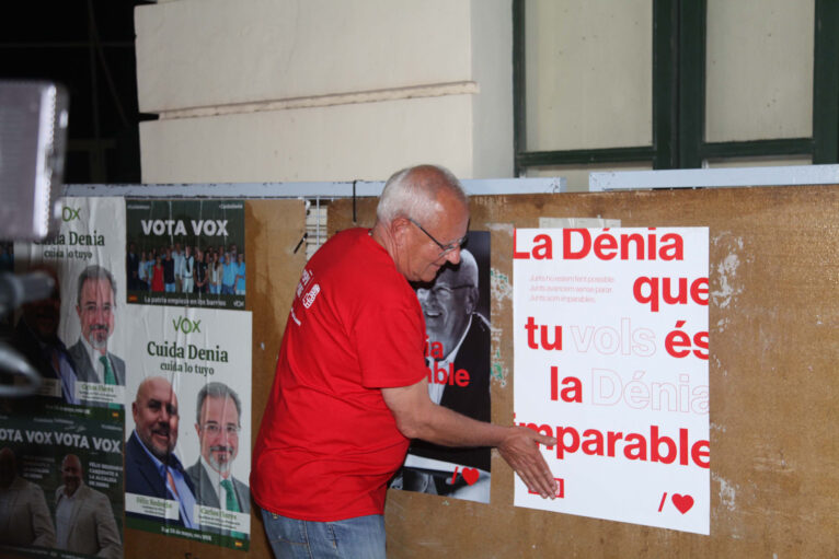 Vicent Grimalt pega en el Centre Social carteles de su candidatura por el PSPV
