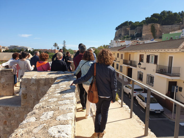 Bezoekers waarderen het Castell de Dénia vanaf de muur