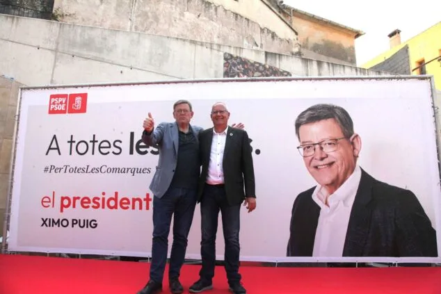 Ximo Puig asegura en Dénia que en la próxima legislatura habrá TRAM a Gandia y hospital de gestión pública 4 Imagen: Ximo Puig junto a Vicent Grimalt en el acto de campaña en Dénia